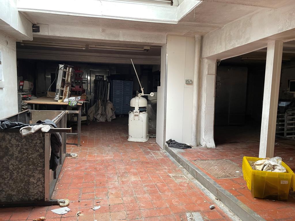 Lot: 27 - COMMERCIAL PROPERTY WITH POTENTIAL - Former bakery space